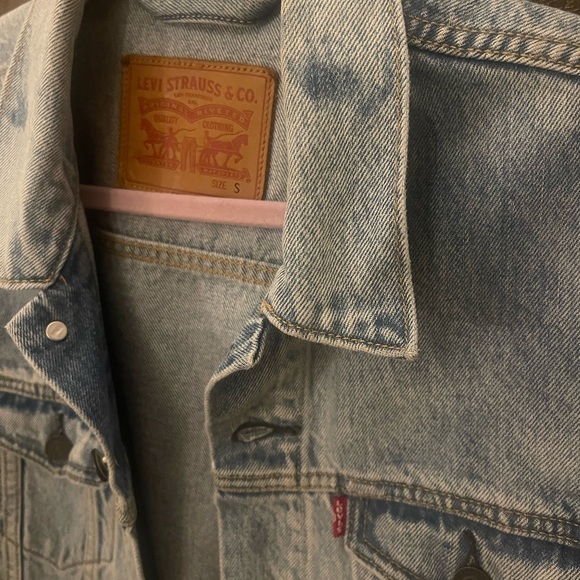 Ladies Levi’s light wash denim jacket - Picture 2 of 3